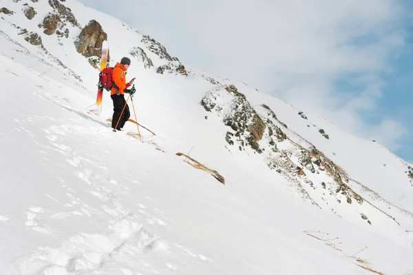 Μια μόνιμη freerider σκι σε μια πλαγιά σε μια βαθιά χιόνι σκόνη φωτογραφίες τοπίου στο κινητό του τηλέφωνο — Φωτογραφία Αρχείου