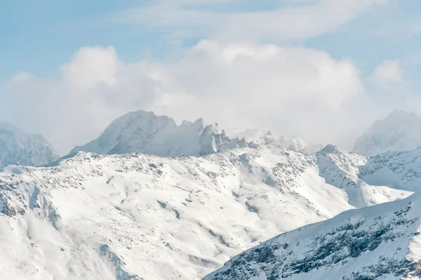 Picos nevados de las montañas del Cáucaso. Paisaje caucásico — Foto de Stock