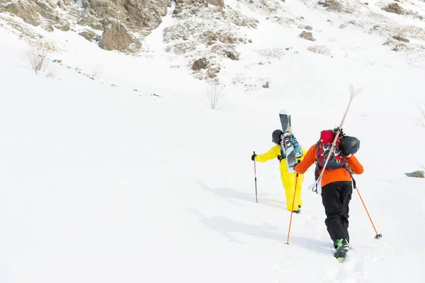 Δύο σκι freerider ανεβαίνει την πλαγιά σε βαθύ χιόνι με τον εξοπλισμό στο πίσω μέρος καθορίζεται με το σακίδιο. — Φωτογραφία Αρχείου