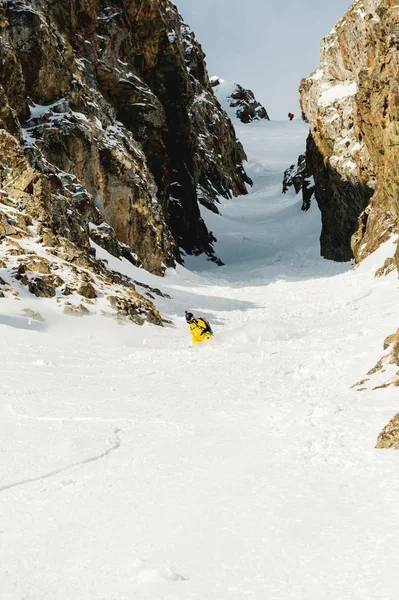 Ένα αρσενικό σκιέρ freerider με μια γενειάδα την backcountry σε υψηλή ταχύτητα κατεβαίνει από την κλίση — Φωτογραφία Αρχείου