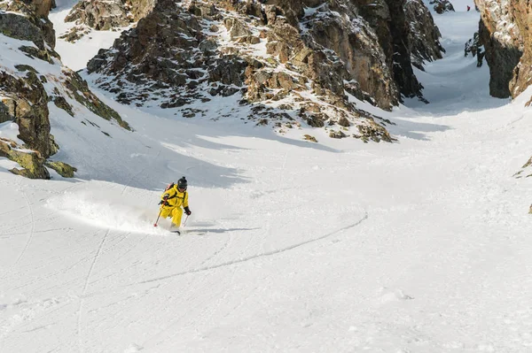 Ένα αρσενικό σκιέρ freerider με μια γενειάδα την backcountry σε υψηλή ταχύτητα κατεβαίνει από την κλίση — Φωτογραφία Αρχείου