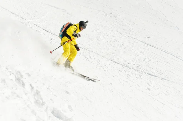 Ένα αρσενικό σκιέρ freerider με μια γενειάδα την backcountry σε υψηλή ταχύτητα κατεβαίνει από την κλίση — Φωτογραφία Αρχείου