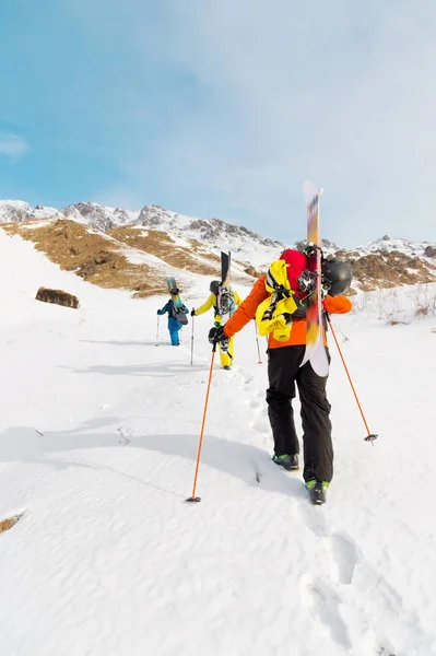 Un grup de trei freeriders urca pe munte pentru schi backcountry de-a lungul pârtiilor sălbatice ale — Fotografie, imagine de stoc