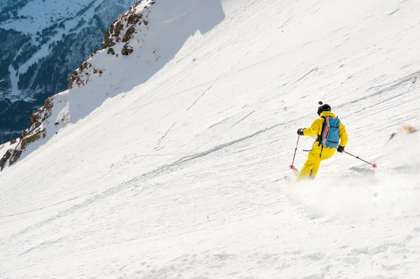 Фрирайдер-лыжник с бородой спускается на высокой скорости со склона — стоковое фото