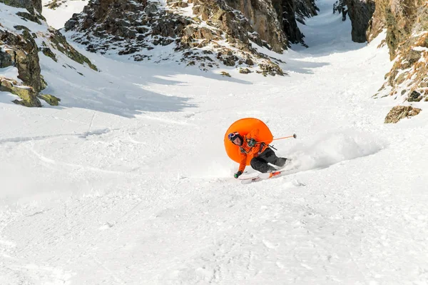 Un schior de sex masculin freerider cu barbă coboară în spate la viteză mare de pe pantă — Fotografie, imagine de stoc