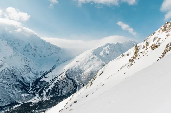 Picos cobertos de neve das montanhas do Cáucaso. Paisagem caucasiana — Fotografia de Stock