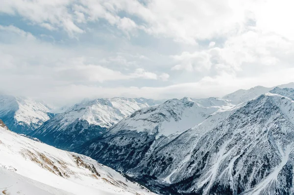 Met sneeuw bedekte toppen van de bergen van de Kaukasus. Kaukasische landschap — Stockfoto