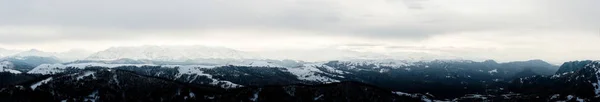 Kafkas ridge Dağları üst kısımları üzerinde asılı bulutlar ile Panoraması — Stok fotoğraf