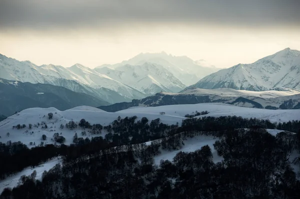 Вид Кавказского хребта с облаками, висящими на вершинах гор — стоковое фото