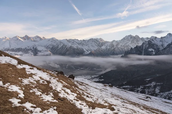 Kaukasische bergen. Rock Likoran in bovenste Balkarië in de wolken. Winterlandschap van kale bergen. — Stockfoto