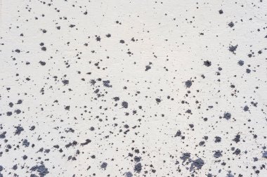 Doku biraz kırık beyaz bir duvar dikkatsizce bir sprey mavi-gri çimento harcı ile lekeli. Duvar çimento ile sıçrayan. Grunge tarzı inşaat yöntemleri yürütülmesini ve