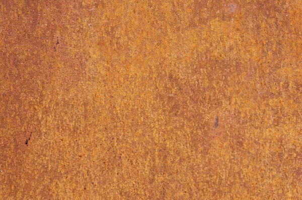 Superficie metallica strutturata giallo-rossa arrugginita. La struttura della lamiera è soggetta ad ossidazione e corrosione. Grunge sfondo — Foto Stock