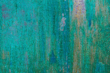 Dokulu metal yüzeylere dikkatsizce mavi boya renkli ve paslı lekeleri ile soluk gri güneşte solmuş.