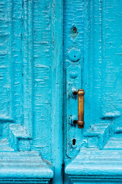 Gros plan trous de serrure avec rideaux et une poignée sur le bleu de nombreuses fois peints fissuré double barreled porte vintage en bois du siècle dernier avec une fente de poteau . — Photo