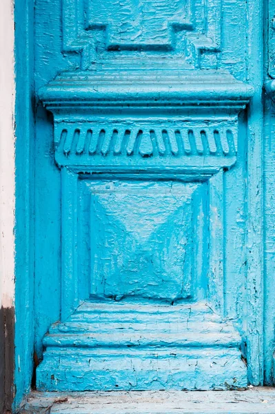 Szczegół Element wiele razy malowane niebieski pęknięty lufami drewniane drzwi rocznika ubiegłego wieku z rozcięciem post. — Zdjęcie stockowe