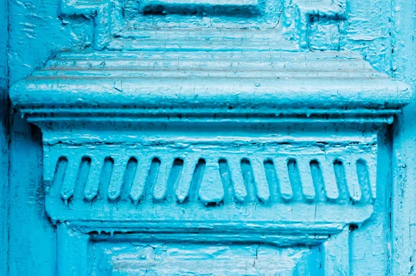Szczegół Element wiele razy malowane niebieski pęknięty lufami drewniane drzwi rocznika ubiegłego wieku z rozcięciem post. — Zdjęcie stockowe