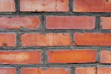 Dokulu arka plan kırmızı tuğla duvar izleri yaşlılık olan ve tuğla farklı tonları ile. Tuğla el ile eğri duvar ve farklı renk