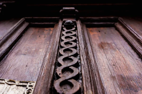 Вінтажний фон. Елементи старих різьблених дерев'яних дверей, прикрашені об'ємними різьбленими дерев'яними елементами, що імітують плетіння. Вінтажне поняття старих антикваріатів. Пофарбовані старі махагони — стокове фото