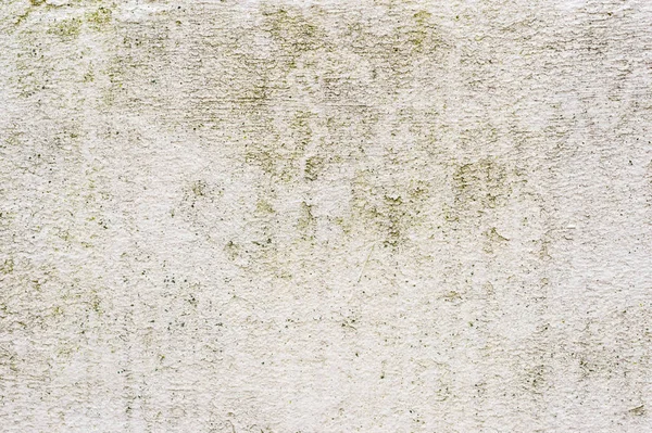 Fondo texturizado de una pared de azulejos con rastros de humedad en forma de rastros verticales de hongos verdes. Textura grunge — Foto de Stock