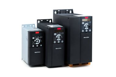 Bir grup izole beyaz zemin üzerine endüstriyel elektrik geçerli ve güç kontrol etmek için üç farklı boyutlarda ve kapasitelerde yeni evrensel çevirici. Bir frekans dönüştürücü - doğrultucu -