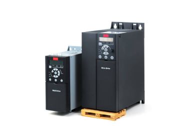 Bir grup izole beyaz zemin üzerine endüstriyel elektrik geçerli ve güç kontrol etmek için iki farklı boyutlarda ve kapasitelerde yeni evrensel çevirici. Bir frekans dönüştürücü - doğrultucu -