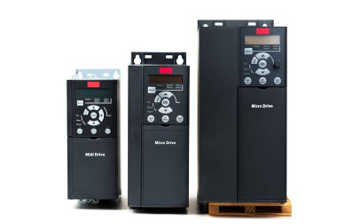Bir grup izole beyaz zemin üzerine endüstriyel elektrik geçerli ve güç kontrol etmek için üç farklı boyutlarda ve kapasitelerde yeni evrensel çevirici. Bir frekans dönüştürücü - doğrultucu -