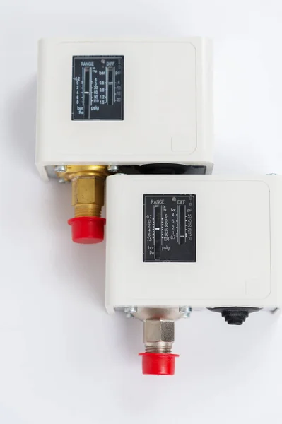 Крупним планом Два нових однакових вимикача тиску в конвеєрі для моніторингу та балансування тиску конвеєра з механічними дисплеями . — стокове фото