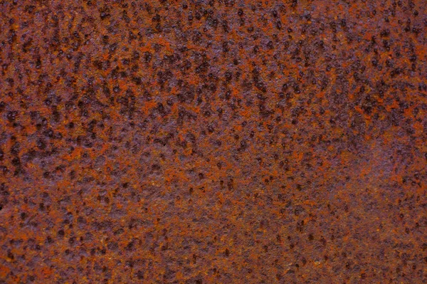 Rusty amarelo-vermelho texturizado superfície metálica. A textura da chapa metálica é propensa a oxidação e corrosão. Fundo Grunge — Fotografia de Stock