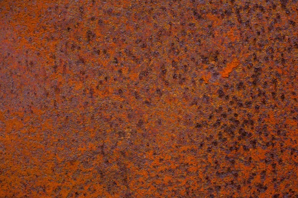 Rostige gelb-rot strukturierte Metalloberfläche. die Textur des Blechs ist anfällig für Oxidation und Korrosion. Grunge-Hintergrund — Stockfoto