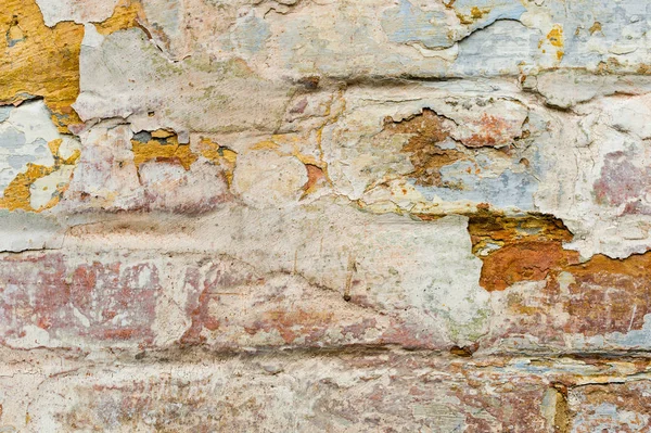 Close-up Fondo texturizado de pintura en escamas multicapa en la pared. Mezcla de diferentes colores de pinturas en las capas escindidas en la superficie. Textura grunge con un patrón profundo — Foto de Stock