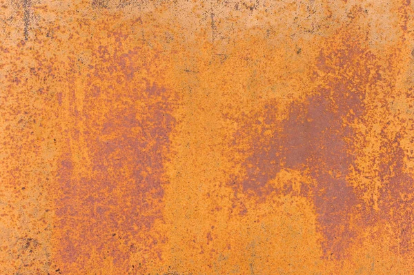 Fond texturé d'une peinture jaune fanée avec des fissures rouillées sur du métal rouillé. Texture grunge d'une vieille surface métallique fissurée. Taches rouillées jaune-rouge — Photo