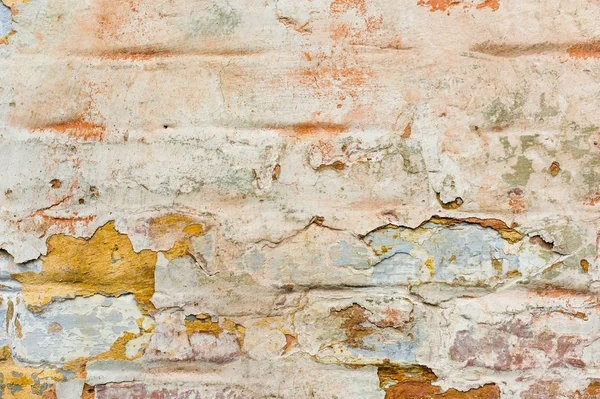 Detail texturou pozadí vícevrstvý odlupující se barvy na zdi. Míchání různých barev, nátěrových hmot v štípaný vrstvy na povrchu. Grunge textura s hlubokou vzorem — Stock fotografie