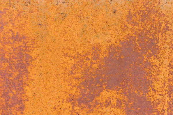 Fondo texturizado de una pintura amarilla descolorida con grietas oxidadas en metal oxidado. Textura grunge de una antigua superficie metálica agrietada. Manchas oxidadas de color amarillo-rojo — Foto de Stock