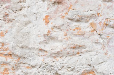 Grunge arka plan dokulu. Hacimsel duvar ile bir çok katmanlı kaplama kırık. Turuncu badanalı duvara fişleri. Doku derin bir desen ile