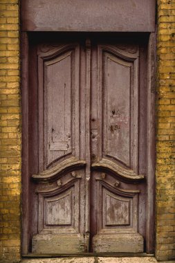 Ahşap Antik İtalyan kapı tarihi merkezi. Eski Avrupa mimarisi. İki kat ahşap oyma kapı. Mimaride Vintage kavramı