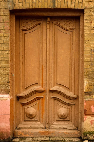 Wooden ancient Italian door in the historic center. Old European architecture. Two-fold wooden carved door. Vintage concept in architecture — Stock Photo, Image