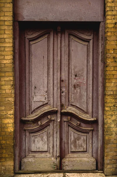 Дерев'яні старовинні італійський двері в історичному центрі міста. Старий європейської архітектури. Подвійне дерев'яні різьблені двері. Урожай поняття в архітектурі — стокове фото