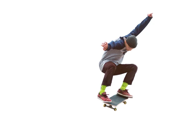 Un patinador adolescente salta un ollie sobre un fondo blanco aislado. El concepto de deportes callejeros y cultura urbana — Foto de Stock