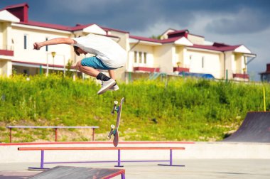 Bir çocuk bir kaykay üzerinde bir hile yaparak bir skate Park