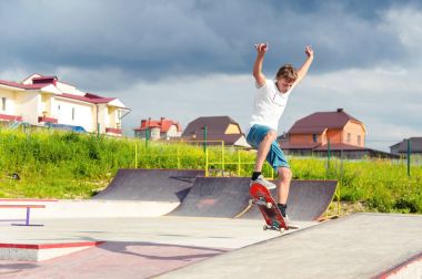 Bir çocuk bir kaykay üzerinde bir hile yaparak bir skate Park