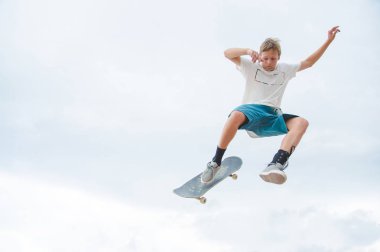 Genç kaykaycı olarak bir atlama