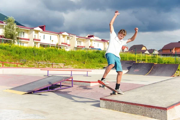 Bir çocuk bir kaykay üzerinde bir hile yaparak bir skate Park — Stok fotoğraf