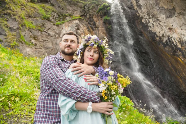 Casal jovem hipster abraço na natureza — Fotografia de Stock