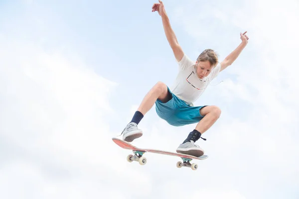 Genç kaykaycı olarak bir atlama — Stok fotoğraf