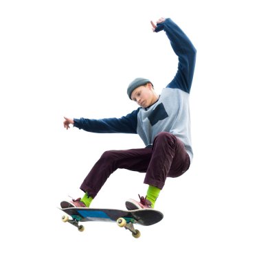 Genç kaykaycı bir ollie izole beyaz arka plan üzerinde atlar. Sokak spor ve kent kültürü kavramı