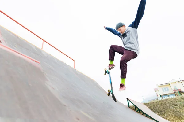 Nastolatek Skater w kapelusz załatwia w skoku na rampie. Skater leci w powietrzu — Zdjęcie stockowe
