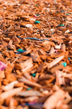 Dokulu arka plan dekoratif renkli talaş için Outlook'ta Kış mevsiminde çiçek bitirme. Turuncu, sarı talaş