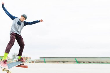 Genç bir gencin, bir kaykaycı bir skatepark korkuluk üzerinde bir hile yok. Gençlik spor kentsel kültür kavramı