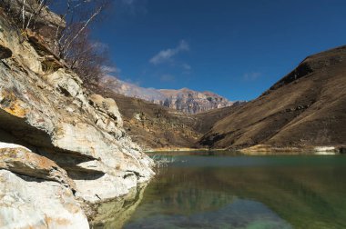 Manzara dağ gölü. İçinde belgili tanımlık geçmiş epik taşlarla doğal yüksek rezervuar. Kuzey Kafkasya. Rusya. Bylhum Köyü
