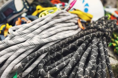 Kullanılan ekipman - çizik olmadan çantanıza tırmanma, çekiç, beyaz kask tırmanma ve gri, kırmızı, yeşil ve siyah ip